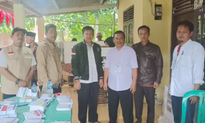 
Kades Ciledug Setu Bersama Bhabinkamtibmas Polsek Setu Giat Pemantauan Pemungutan Suara di TPS. (Dok: Istimewa)