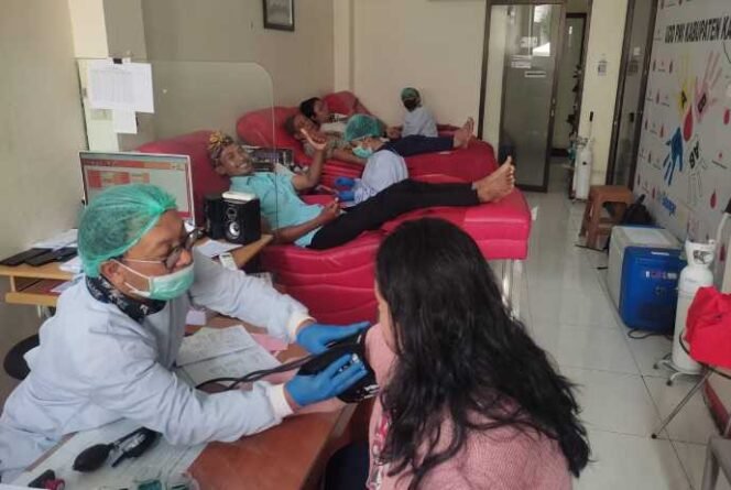 
Pelaksanaan Donor Darah Oleh SMSI Kabupaten Karawang. (Dok: Istimewa)