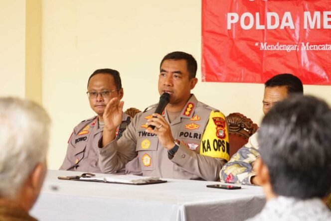 
Kapolres Metro Bekasi, Kombes Twedi Aditya Bennyahdi, Berdialog Langsung dengan Warga di Cikarang Pusat, Kabupaten Bekasi. (Dok: Istimewa)