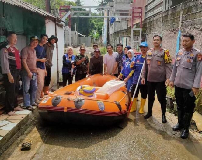 
Kapolsek Bojongsari bersama anggota Polsek Bojongsari dan Tim Tagana, turun langsung membantu para korban banjir di beberapa lokasi terdampak banjir di Kota Depok. (Dok: Istimewa)