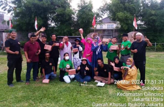 
Tim Lempar Pisau Imperial Gading Pelindo (IGP) mengadakan buka puasa bersama dengan Tim Lempar Pisau Throwing Knife City Forest (TKCF) Kota Bekasi. (Dok: Istimewa)
