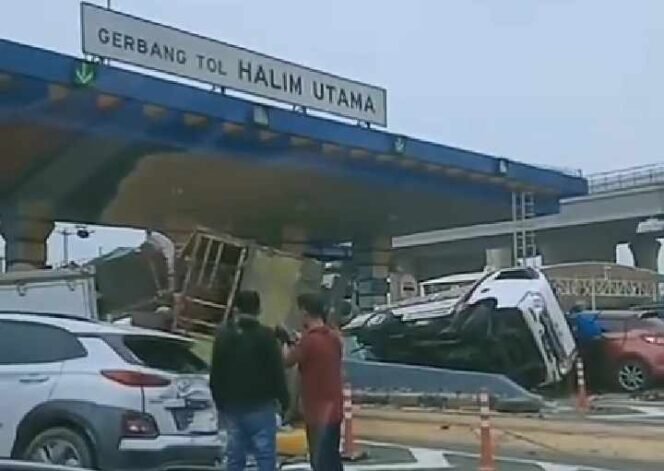 
Kecelakaan Beruntun di Gerbang Tol Halim. (Dok: Istimewa)