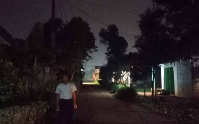 
Kondisi Jalan di Desa Cibening, Kecamatan Setu Tanpa Penerangan Jalan Umum. (Dok: Istimewa)