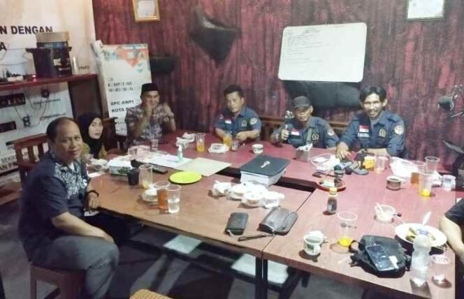 
AWPI DPC Kota Bekasi Berbagi Takjil dan Buka Puasa Bersama. (Dok: Istimewa)