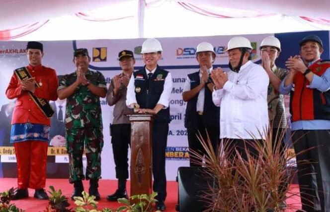 
Pj Bupati Bekasi Dani Ramdan bersama Kepala Dinas SDABMBK Kabupaten Bekasi Henri Lincoln, melaksanakan seremoni Groundbreaking pembangunan jembatan Citarum. (Dok: Istimewa)