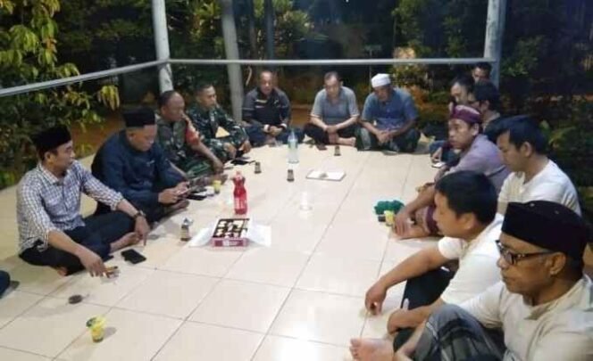 
Rapat Pengamanan Rumah Pemudik di Desa Cikarageman. (Dok: Istimewa)