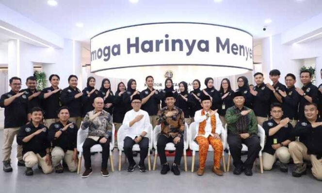 
Wakil Menteri Agraria dan Tata Ruang/Badan Pertanahan Nasional (ATR/BPN), Raja Juli Antoni, bersama dengan Penjabat Bupati Bekasi, Dani Ramdan, dan Kepala Kantor Pertanahan Kabupaten Bekasi. (Dok: Istimewa)