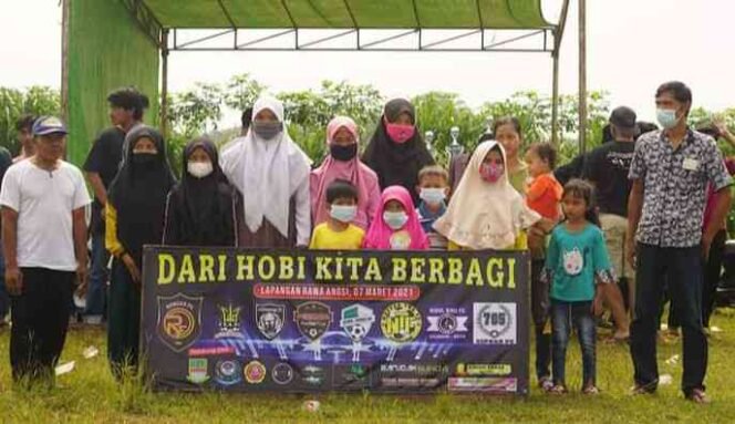 
Para Pehobi Sepak Bola di Desa Cikarageman Setu Mebuat Kegiatan Sosial dengan Tema Dari Hobi Kita Berbagi. (Dok: Istimewa)