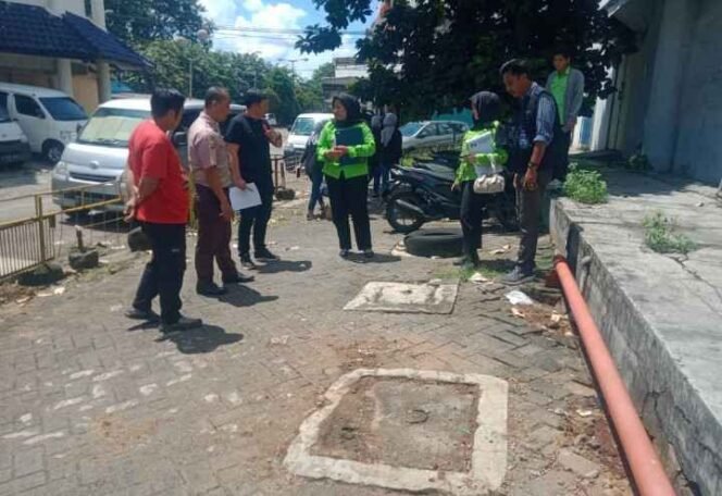 
UPTD Pengolahan Air Limbah Domestik (PALD) Disperkimtan Kota Bekasi melakukan pengawasan dan monitoring terkait pengolahan limbah air domestik. (Dok: Istimewa)