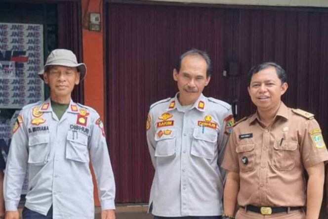 
PJ Kepala Desa Cibening, Abdul Rachmat, Bersama Petugas Dishub Kabupaten Bekasi. (Dok: Istimewa)