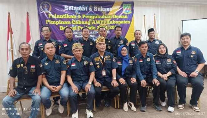 
Foto Bersama: Ketum AWPI dan Pengurus DPC AWPI Kabupaten Bekasi Usai Pelantikan. (Dok: Istimewa)