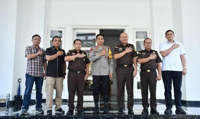 
Kepala Kejaksaan Tinggi Jawa Barat, Ade Sutiawarman, SH., MH, didampingi Wakil Kepala Kejaksaan Tinggi Jawa Barat Wahyudi, SH., MH, dan Asisten Pidana Militer Wirdel Boy, SH., MH. (Dok: Istimewa)