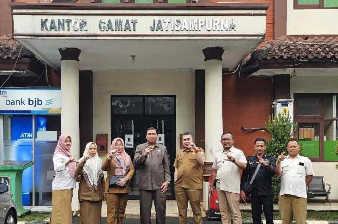 
PPID Utama Kota Bekasi melaksanakan monitoring dan evaluasi (Monev) di PPID Pelaksana Kecamatan Jatisampurna. (Dok: Istimewa)
