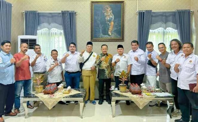
Penjabat (Pj) Wali Kota Bekasi, Raden Gani Muhamad, menerima kunjungan pengurus Persatuan Wartawan Indonesia (PWI) Bekasi Raya. Jumat (14/6/2024). (Dok: Istimewa)