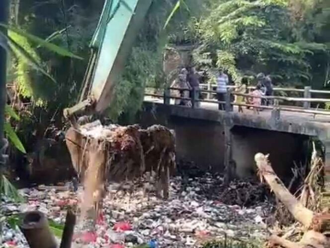 
DLH Kabupaten Bekasi Giat Bersih-Bersih. (Dok: Istimewa)