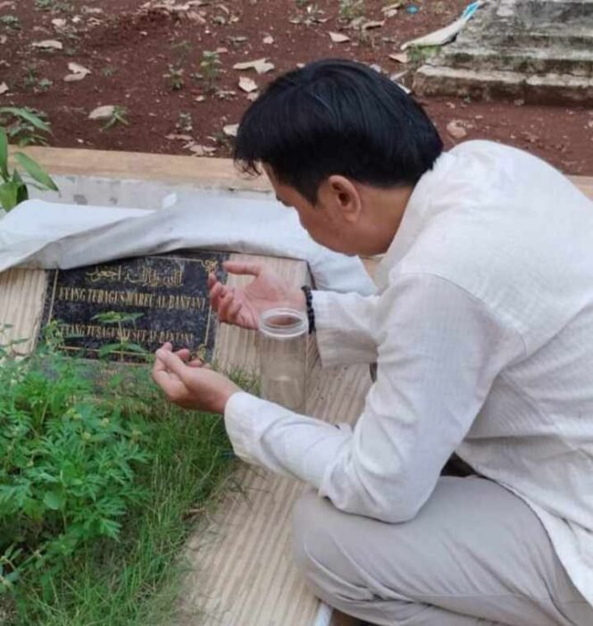 
Membuka Portal Sejarah Silsilah Mbah Raden Marfu di Makam Mede Mekarwangi. (Dok: Istimewa)