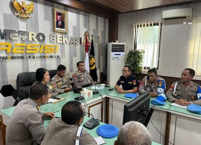 
Polres Metro Bekasi Melakukan Penyuluhan Bahaya Judi Online dan Pinjol. (Dok: Istimewa)