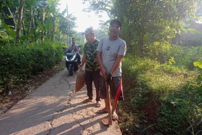 
Ketua RT dan RW 006/002 Desa Ciledug, Kecamatan Setu, Kabupaten Bekasi, mengadakan kegiatan Jumat bersih (Jumsih) di jalan lingkungan RT 006/002. (Dok: Istimewa)