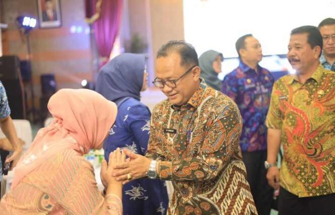 
Pj Wali Kota Bekasi, R. Gani Muhamad, Resmikan Peluncuran Aplikasi Adminduk E-Open 2.0. (Dok: Istimewa)