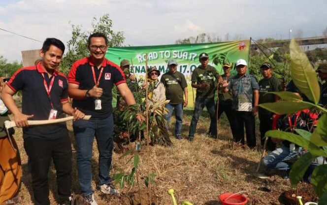 
Giat Penanaman Pohon, Kolaborasi DLH Kabupaten Bekasi dengan Alfa Midi dalam Perayaan HUT Alfa Midi ke-17. (Dok: Istimewa)