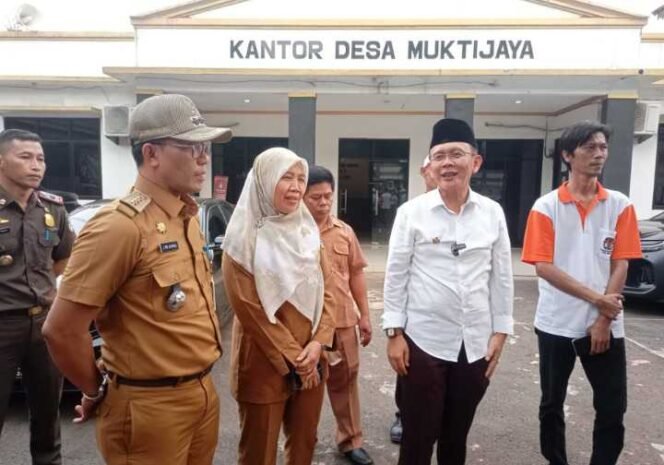 
Pj Bupati Bekasi, Dani Ramdan, Tinjau Pembangunan Jalan Pasir Tangkil-Gaok Desa Muktijaya, Kecamatan Setu. (Dok: Istimewa)