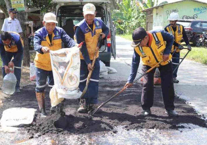 
Tim Unit Reaksi Cepat (URC) Berani Jalan Wilayah 3 telah memperbaiki sebanyak 18 titik jalan berlubang selama bulan Juni 2024. (Dok: Istimewa)