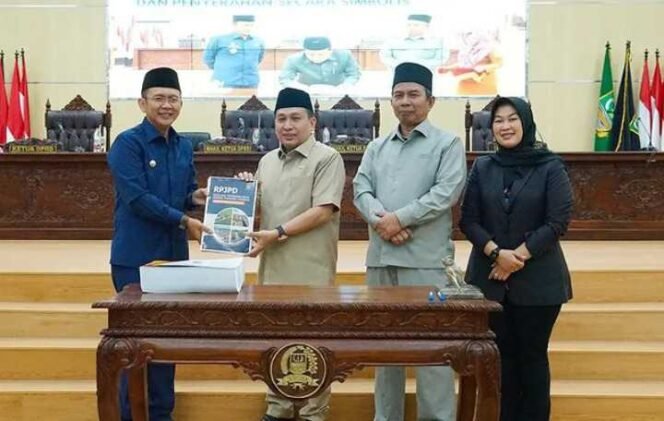 
Rapat Paripurna Pembahasan Penetapan Keputusan Dewan terhadap Raperda Tahun 2024. (Dok: Istimewa)