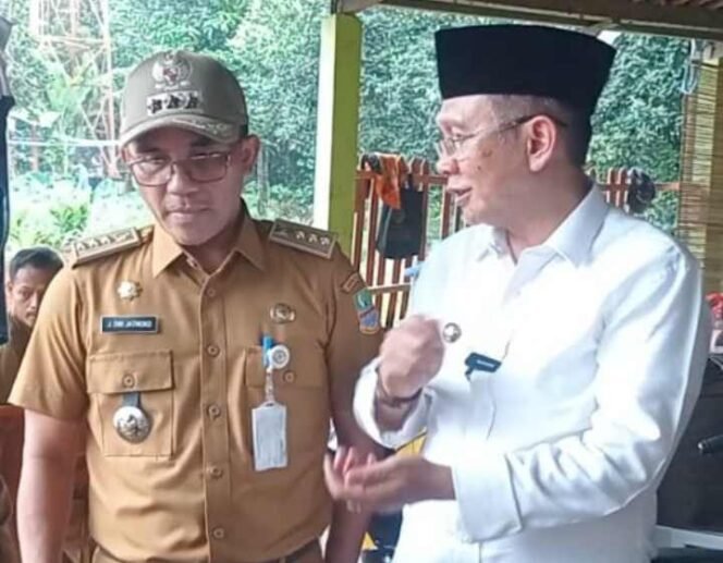 
Camat Setu, Joko Dwijatmoko, Bersama Pj Bupati Bekasi, Dani Ramdan. (Dok: Istimewa)