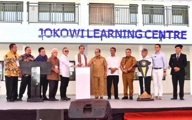 
Presiden RI Joko Widodo (Jokowi) Resmikan Gedung Jokowi Learning Center (JLC) di SMA Kebangsaan, Kabupaten Lampung Selatan. (Dok: Istimewa)