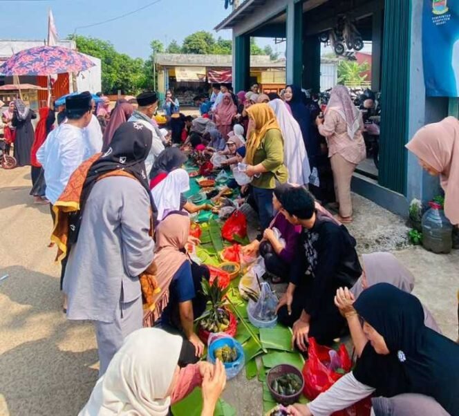 
Bebaritan atau Sedekah Bumi di Desa Cibening Setu. (Dok: Istimewa)