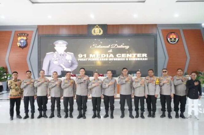 
Divisi Humas Polri Tinjau 91 Media Center dan 91 Command Center Polda Riau. (Dok: Istimewa)
