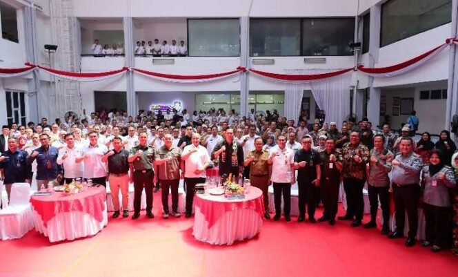 
Menteri Agraria dan Tata Ruang/Kepala Badan Pertanahan Nasional (ATR/ BPN), Agus Harimurti Yudhoyono (AHY), secara simbolis menyerahkan 12 Sertipikat Tanah Elektronik, di Kantor Pertanahan ATR/BPN Kota Bekasi. (Dok: Istimewa)