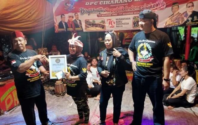 
Pemenang Lomba Ibing Pencug Garda Pasundan DPC Cikarang Barat, Kabupaten Bekasi. (Dok: Istimewa)