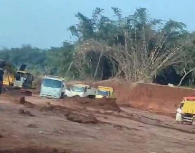 
Aktivitas Galian Tanah Merah di Desa Muktijaya, Setu. (Dok: Istimewa)