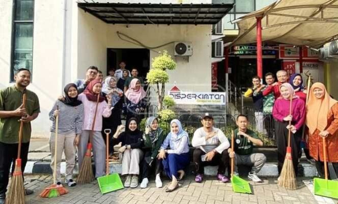 
Giat Gotong Royong Pegawai Dinas Perkimtan Kabupaten Bekasi Bersihkan Lingkungan Kerja. (Dok: Istimewa)