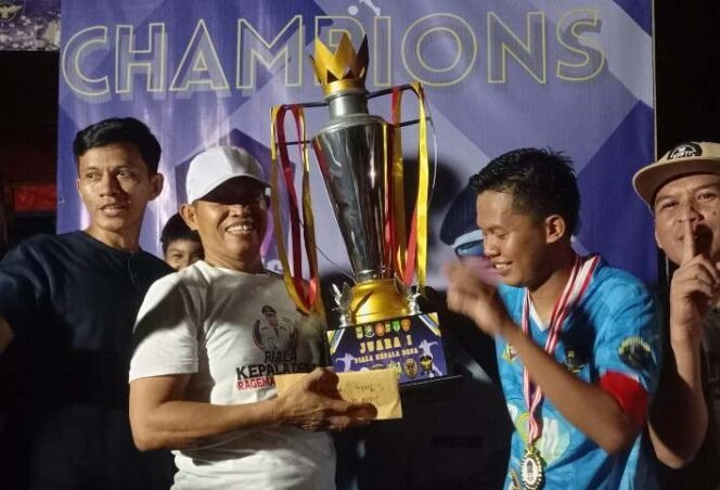
Kades Ragemanunggal Setu, Endi, Serahkan Trophy Pemenang Turnamen Sepak Bola Piala Kepala Desa Ragemanunggal. (Dok: Istimewa)