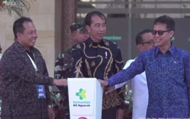 
Presiden RI Joko Widodo meresmikan Gedung Pelayanan Kesehatan Ibu dan Anak di Rumah Sakit Umum Pusat (RSUP) Prof. Dr. I.G.N.G. Ngoerah di Kota Denpasar, Provinsi Bali. (Dok: Istimewa)