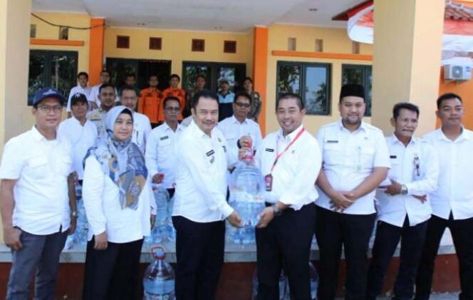 
LO Disperkimtan Kabupaten Bekasi Distribusikan Air Bersih di Desa Sukadaya, Kecamatan Sukawangi. (Dok: Istimewa)