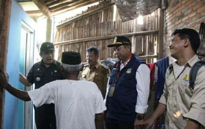 
Kadis Perkimtan, Nurchaidir, Dampingi Pj Bupati Bekasi Tinjau Infrastruktur di Kecamatan Cibitung. (Dok: Istimewa)