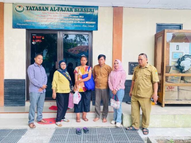 
Pemdes Ciledug Bersama PSM dan Puskesos Setu Evakuasi Wanita Terlantar di Ciledug Setu ke Yayasan Al Fajar Berseri, Tambun. (Dok: Istimewa)