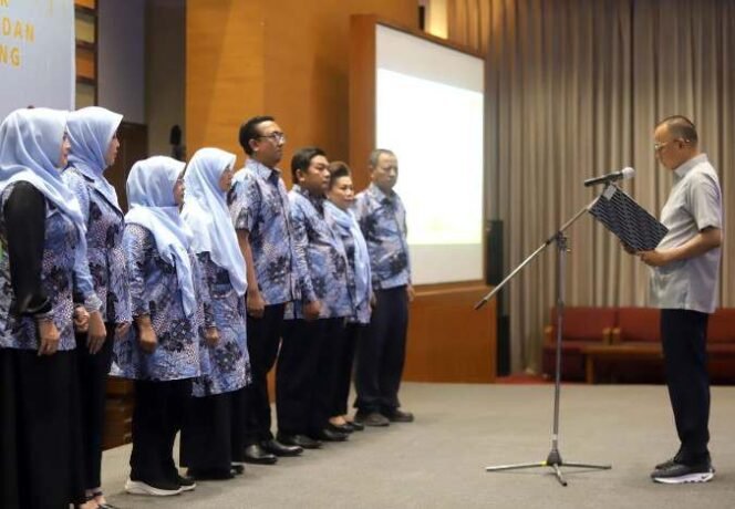 
Penjabat Wali Kota Bandung, A. Koswara melantik pengurus Forum Partisipasi Publik untuk Kesejahteraan Perempuan dan Anak (Puspa) Kota Bandung. (Dok: Istimewa)