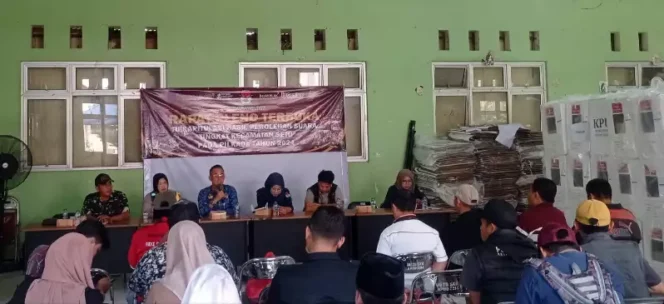 
Rapat pleno terbuka rekapitulasi hasil perolehan suara pada Pilkada tahun 2024. (Dok: Istimewa)