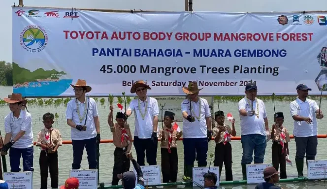 
Penanaman Pohon Mangrove di Muaragembong. (Dok: Istimewa)