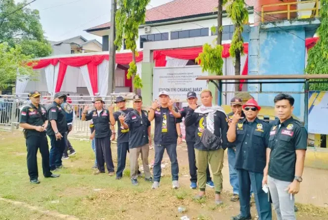 
Garda Pasundan DPC Cikarang Barat Kawal Penghitungan Surat Suara Ade-Asep Tingkat Kecamatan Cikarang Barat. (Dok: Istimewa)