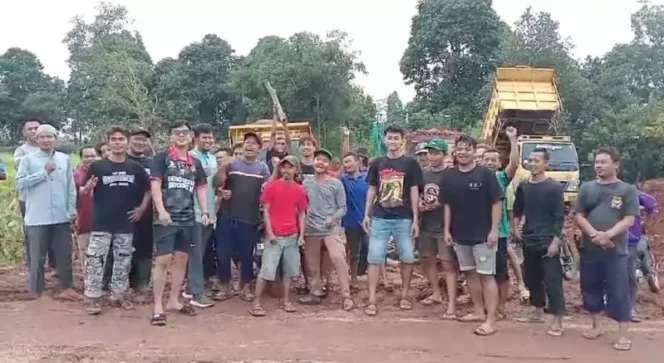 
Warga Grudug Galian C di Desa Kertarahayu, Kecamatan Setu. (Dok: Istimewa)
