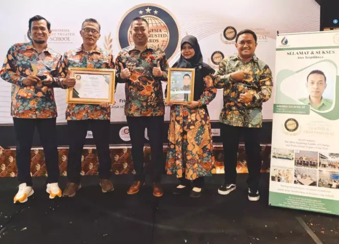 
Pimpinan BLUD UPTD PALD Kota Bekasi Dapat Penghargaan Ajang Indonesia Most Trusted Awards. (Dok: Istimewa)