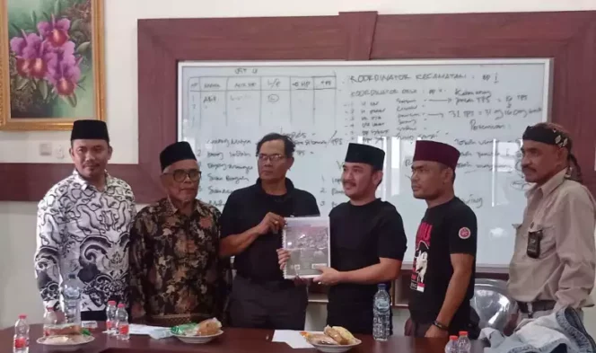 
Bupati Bekasi terpilih periode 2024-2029, Ade Kuswara Kunang, menerima silaturahmi dan menggelar dialog dengan perwakilan warga Desa Burangkeng. (Dok: Istimewa)