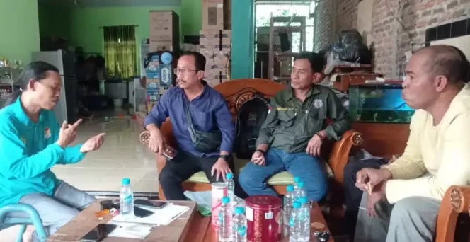 
Ikatan Pemulung Indonesia (IPI) Koordinator Kecamatan Bantar Gebang menerima kedatangan pengurus Pokja Wartawan Bantar Gebang. (Dok: Istimewa)