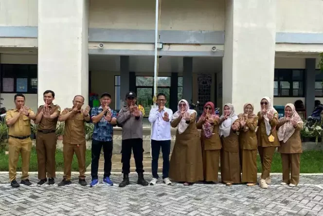 
Polsek Setu Dipimpin Kanit Reskrim Giat Pengarahan Bullying dan Narkotika di SMPN 6 Setu. (Dok: Istimewa)
