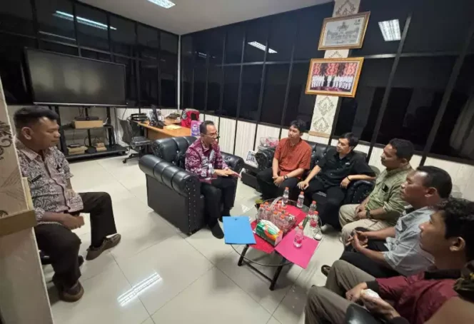 
Pengurus Pokja Wartawan Setu bersilaturahmi dengan Pemerintah Kecamatan Setu. (Dok: Istimewa)